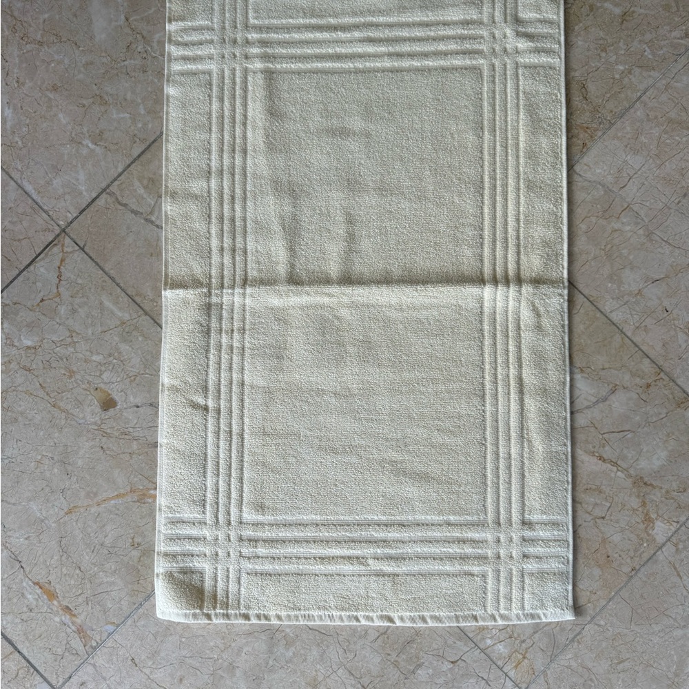 Luxurious Cream Bath Mat for Ultimate Comfort